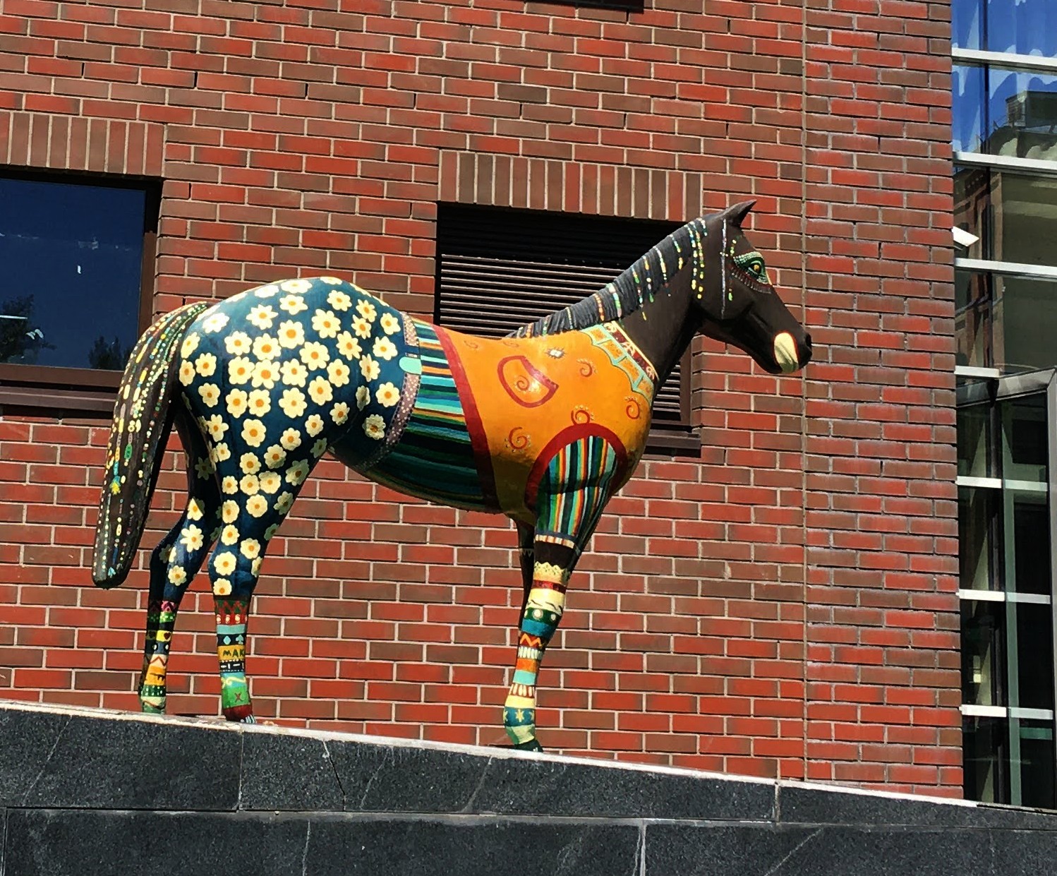 Конь "Клоун" перед офисом Яндекса в в цветочек