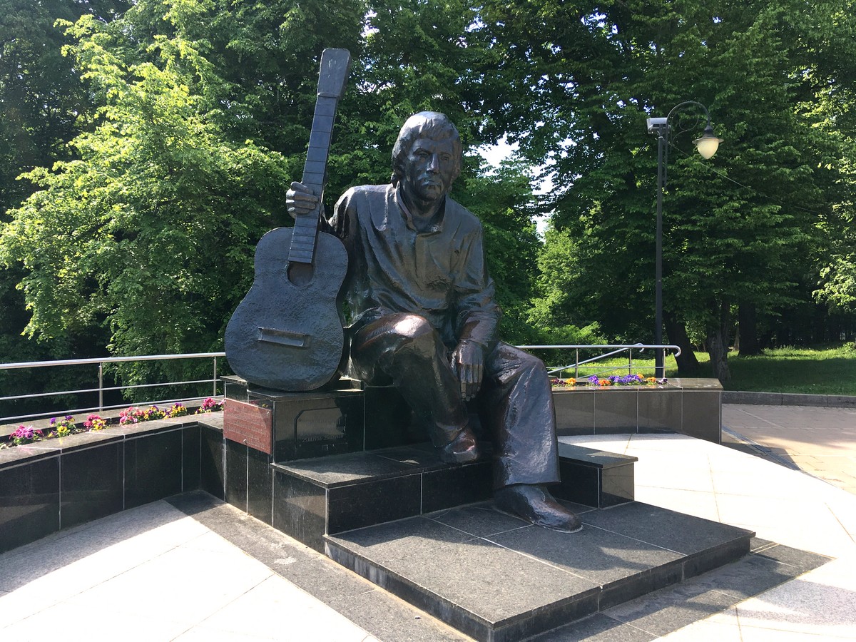 Памятник Высотскому в парке г. Калининграда