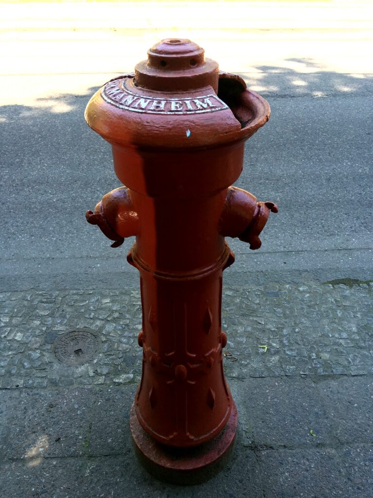 Старинные немецкие пожарные колонки для воды
