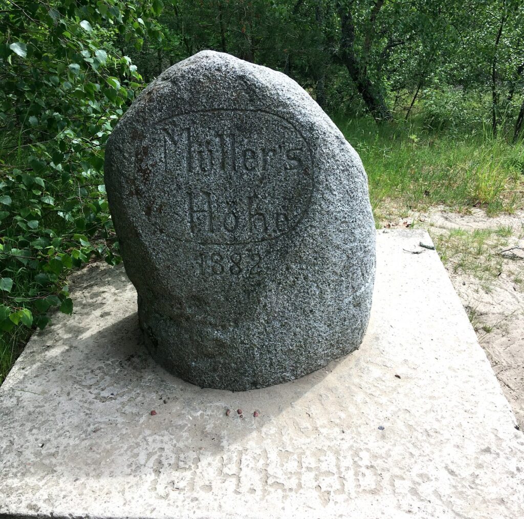 Камень-памятник Мюллеру.