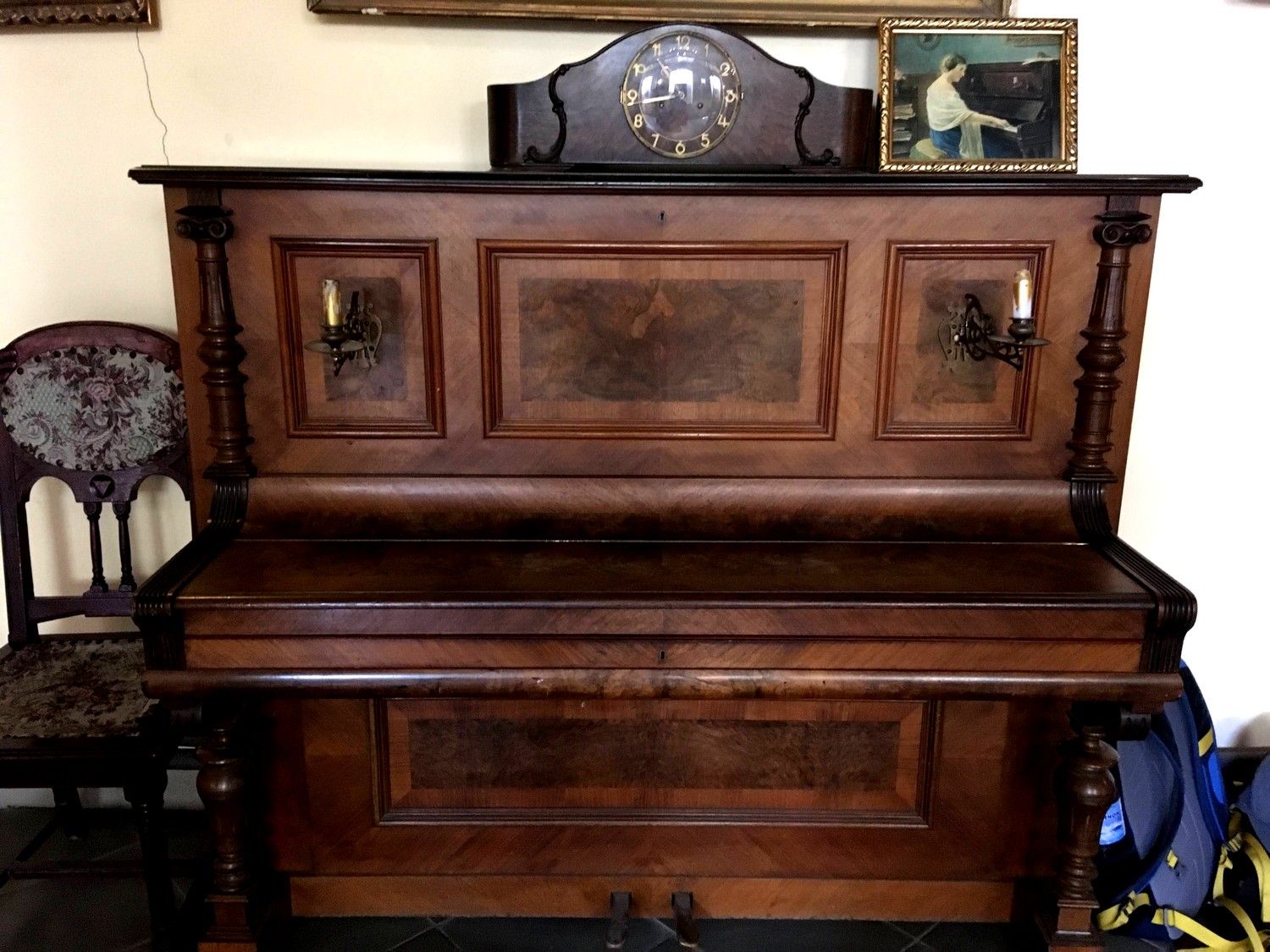 Янтарный замок - пианино старинное