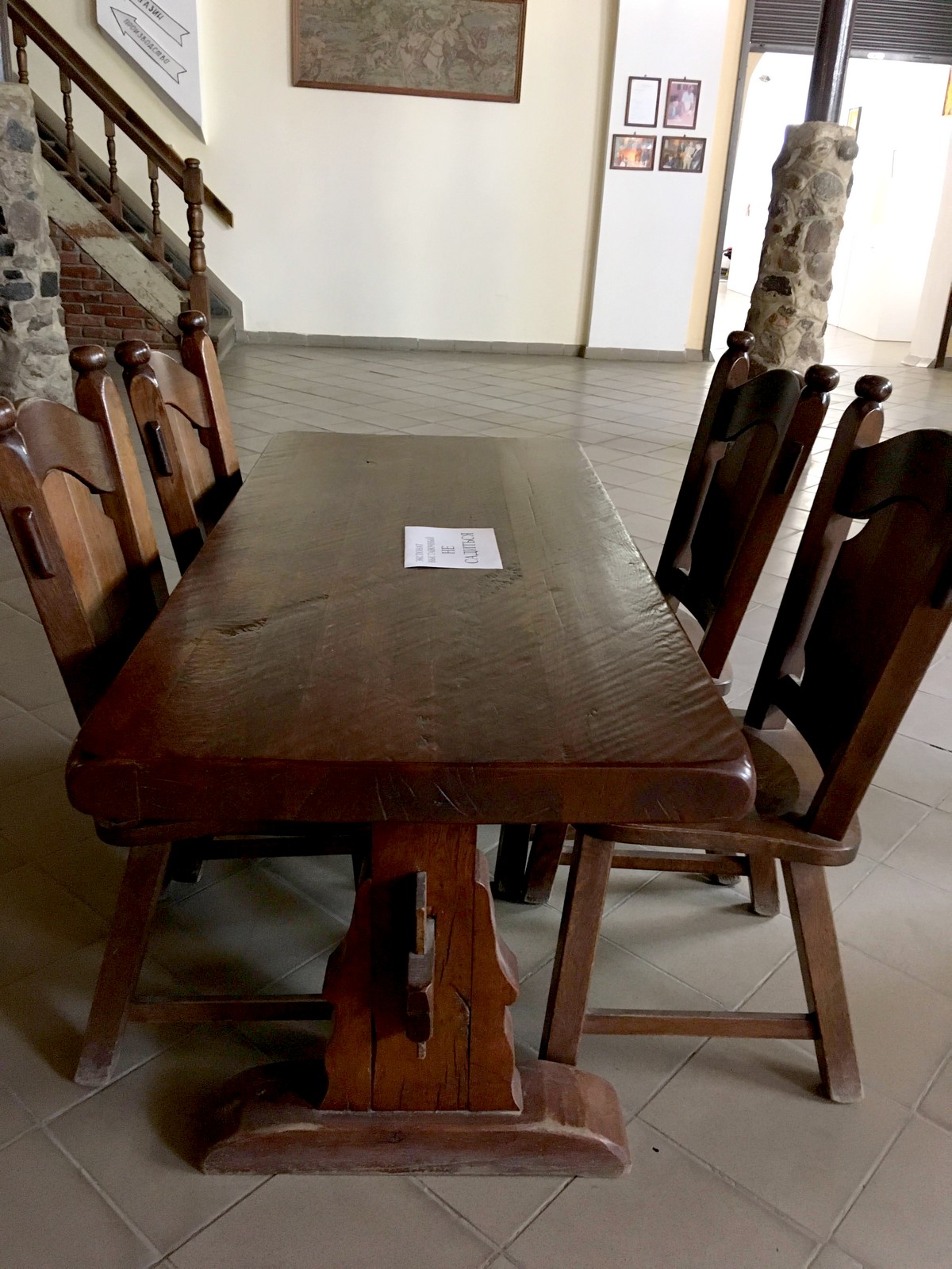 Янтарный замок - старый стол со стульями