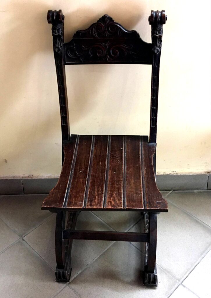 Янтарный замок - деревянный стул старинный