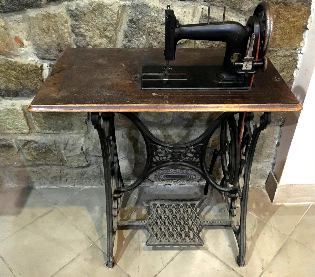 Янтарный замок - немецкая швейная машинка