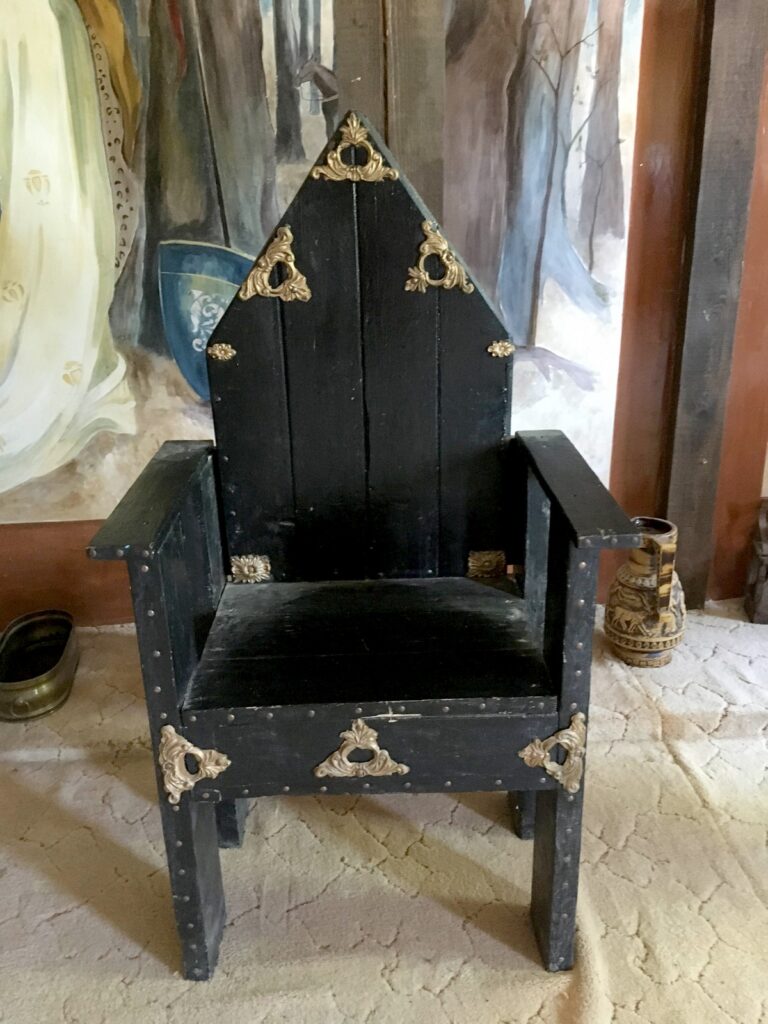 Янтарный замок - деревянный трон