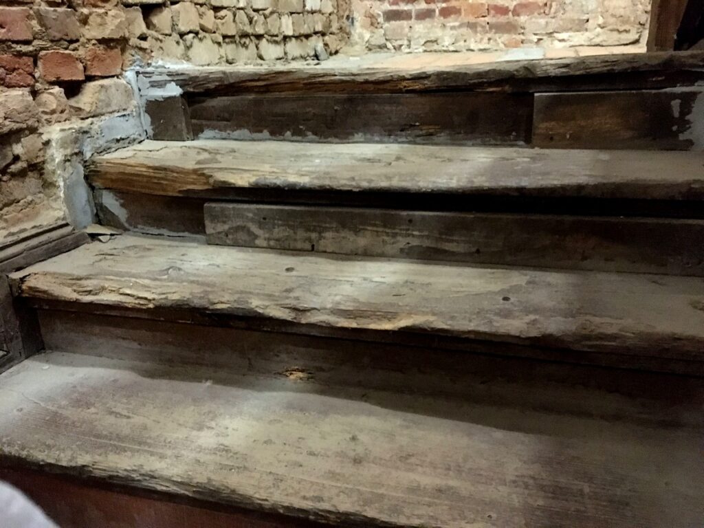 Янтарный замок - старая лестница
