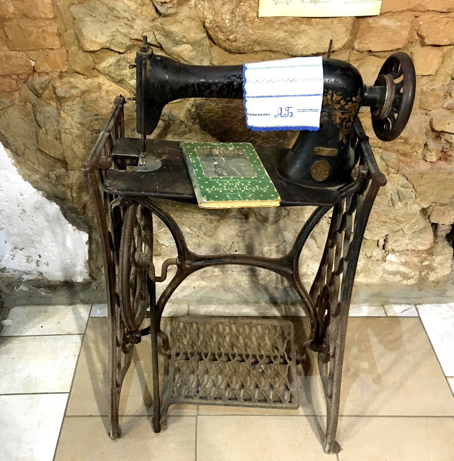 Янтарный замок - стринная швейная машинка