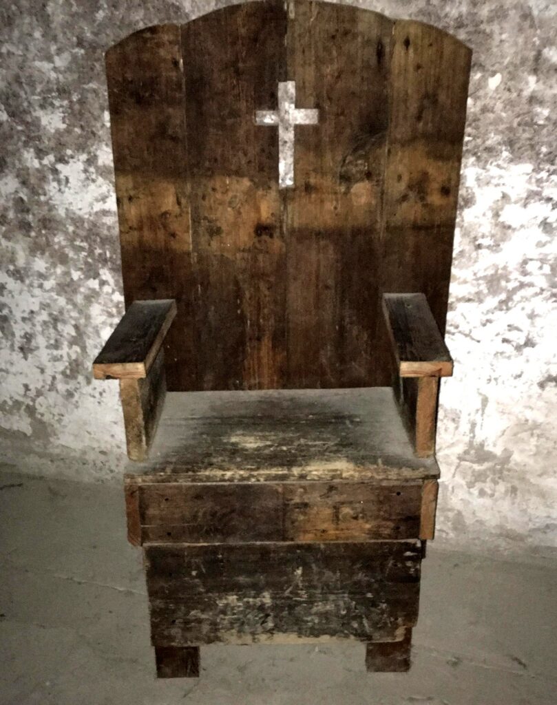 Янтарный замок - деревянный трон, кресло