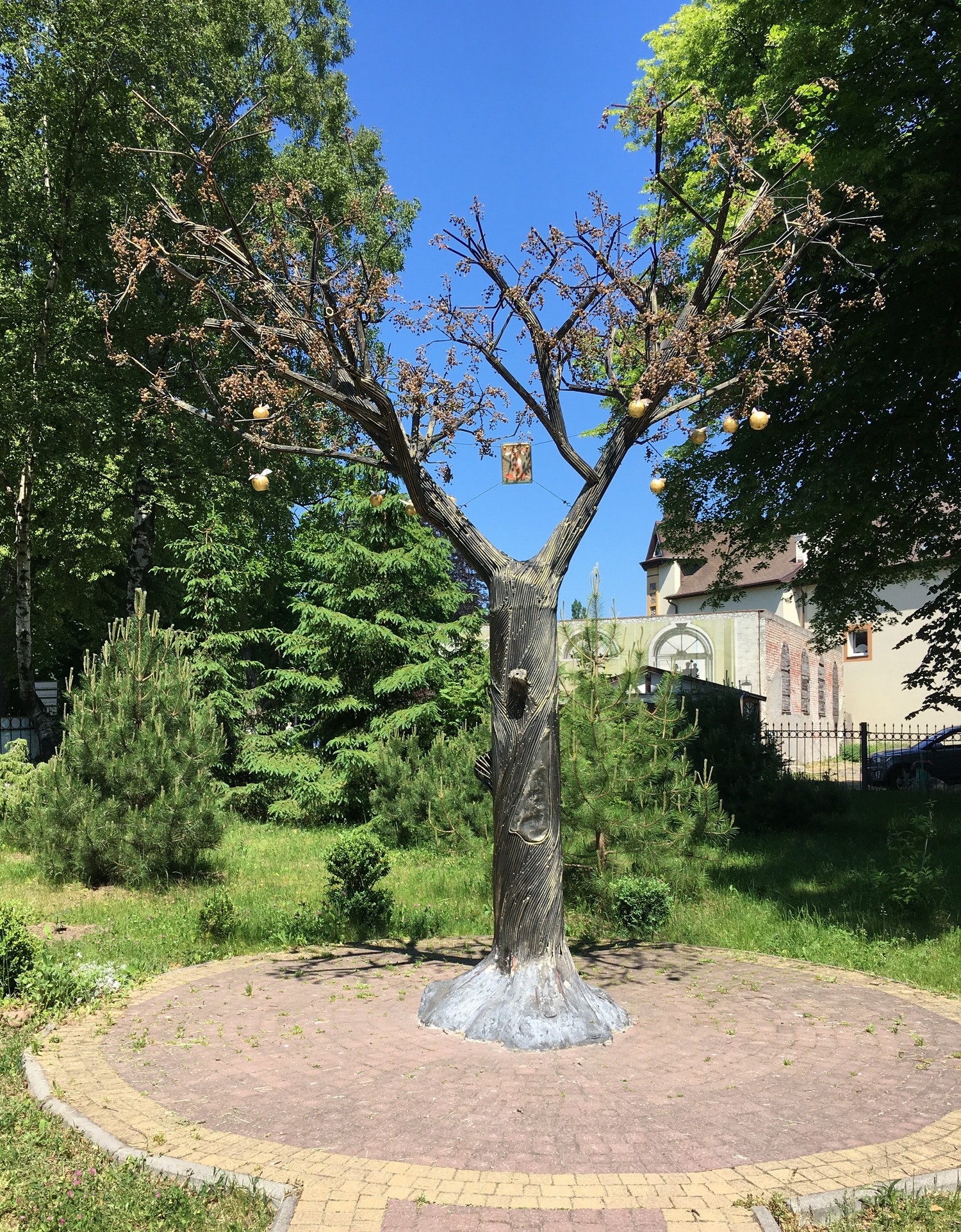 Янтарное дерево  (арт-конструкция) -в п. Янтарный