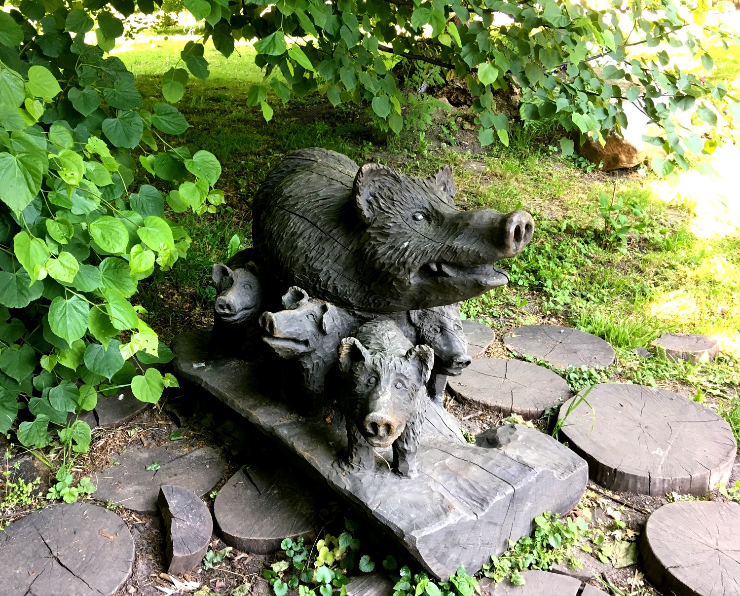 Деревянные фигурки - семейство свинок.