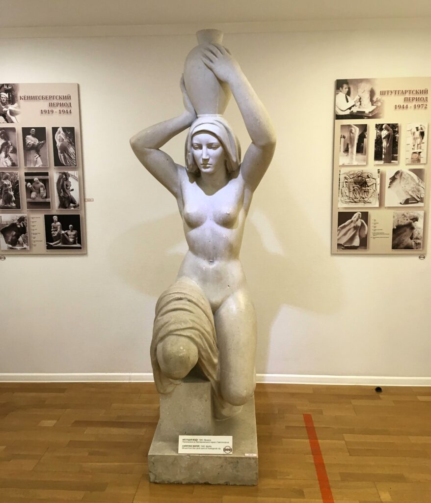 Скульптура - "Несущая воду" в музее Германа Брехерта