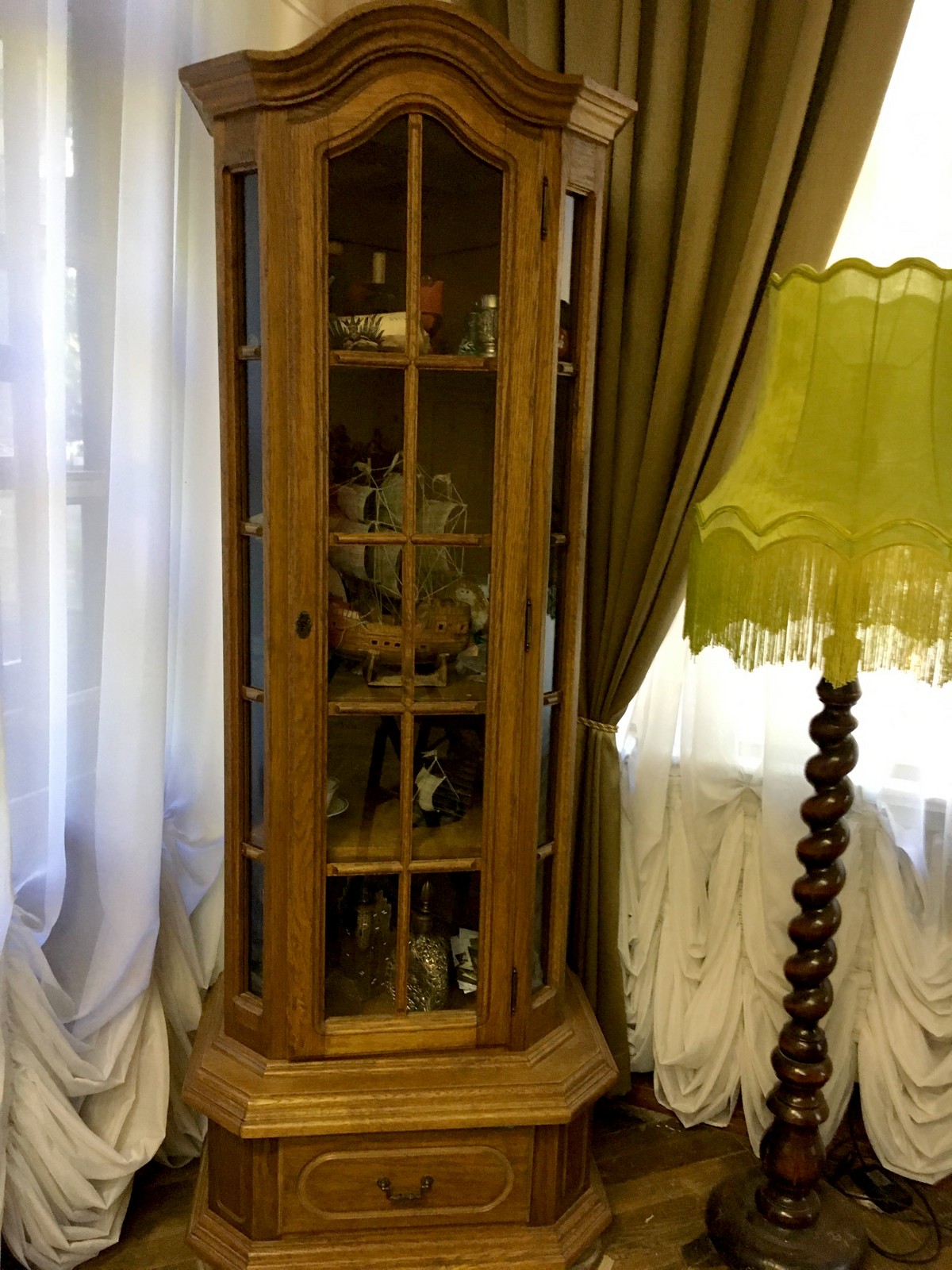 Мебельный шкаф облицованный дубовым шпоном.