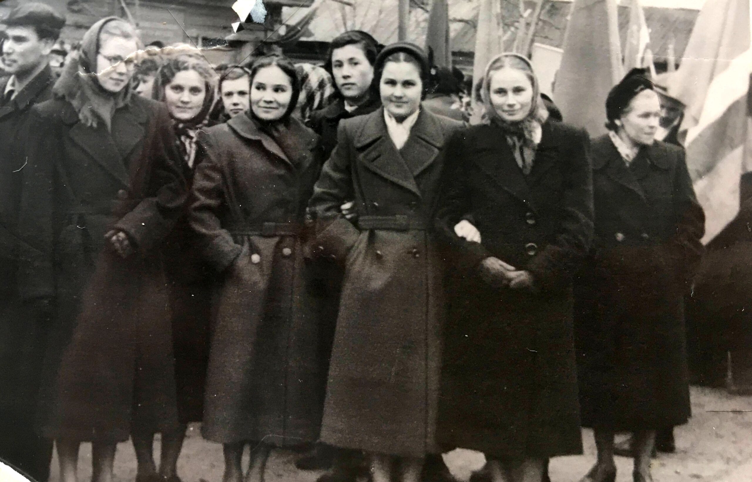 Работники завода кир. "Сельмаш"на демонстрации в шестидесятые годы. 