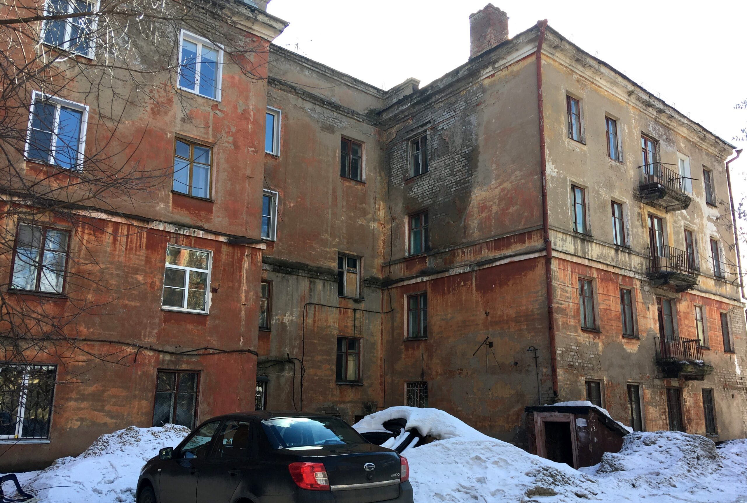 Общежитие на углу улиц Пугачева и Красина. В подвале дома было бомбоубежище. Год постройки 1959 г.