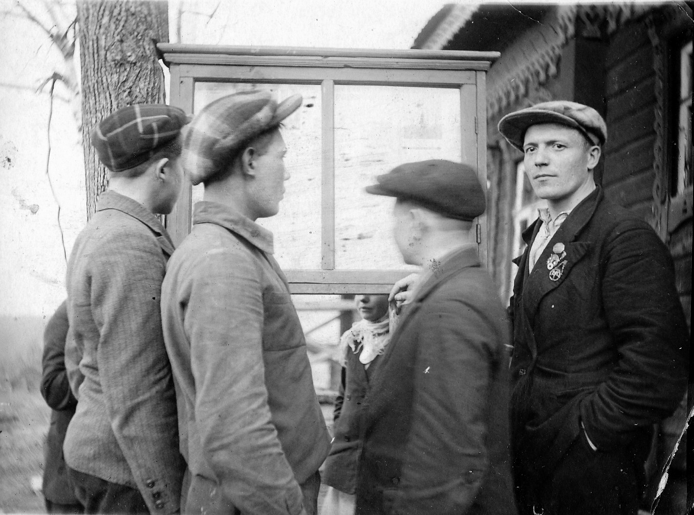 Рабочие завода перед газетой. 1943-1950 г.