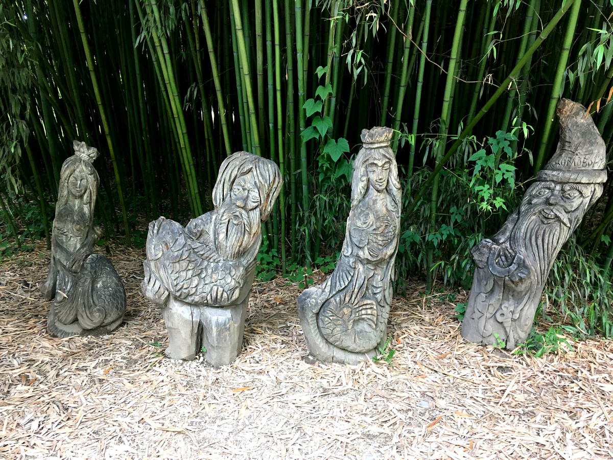 Деревянные фигуры в парке "Южных культур"